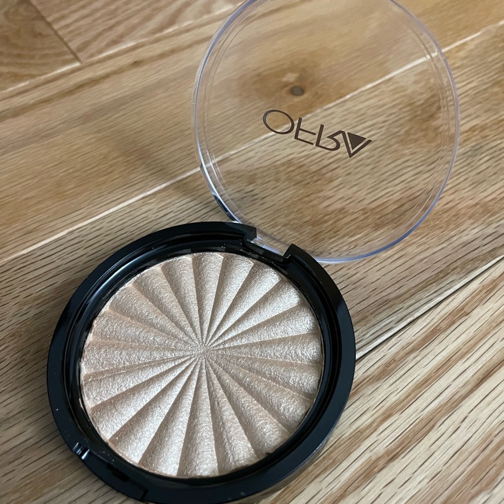 BRAND NEW OFRA Rodeo Drive Highlighter